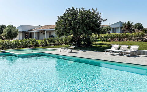 Isolina Verde - Scicli, Sicilia: Water, Plant, Sky, Property, Daytime, Swimming Pool, Azure, Building, Tree, Rectangle