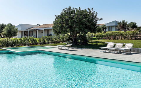 Isolina Rossa - Scicli, Sicilia: Water, Plant, Sky, Property, Daytime, Swimming Pool, Azure, Building, Tree, Rectangle