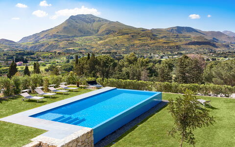 Villa Cinema - Castellammare Del Golfo, Sicilia: Cloud, Sky, Plant, Water, Property, Swimming Pool, Azure, Mountain, Natural Landscape, Body Of Water