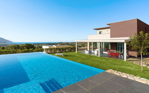 Villa Cinema - Castellammare Del Golfo, Sicilia: Sky, Plant, Building, Water, Swimming Pool, Shade, Grass, House, Condominium, Leisure