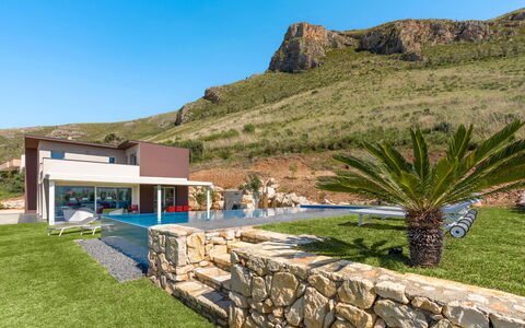 Villa Cinema - Castellammare Del Golfo, Sicilia: Plant, Sky, Plant Community, Mountain, Building, Grass, House, Arecales, Shade, Landscape