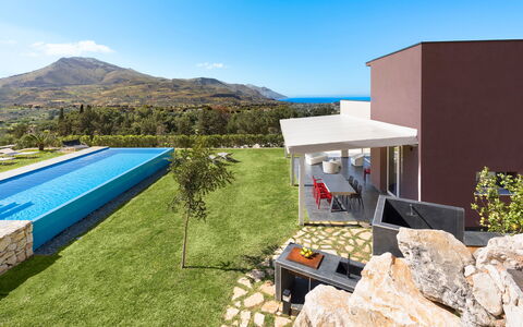 Villa Cinema - Castellammare Del Golfo, Sicilia: Sky, Property, Plant Community, Building, Plant, Azure, House, Land Lot, Vegetation, Shade