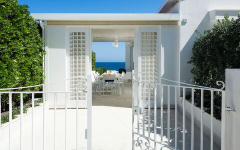 Mariposa - Fontane Bianche, Sicilia: Plant, Building, Sky, Door, Shade, Fence, Rectangle, House, Composite Material, Real Estate