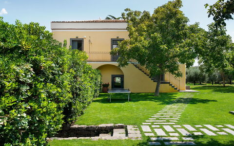 Villa Tranquilla - Randazzo, Sicilia: Plant, Property, Building, Sky, Window, Green, Tree, Land Lot, Vegetation, Grass