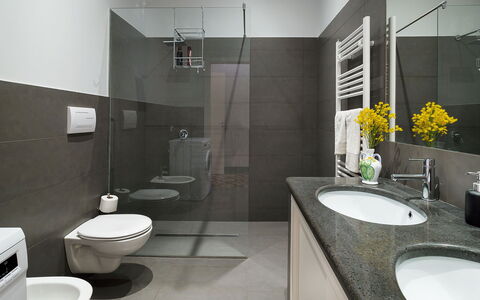 Villa Tranquilla - Randazzo, Sicilia: Mirror, Sink, Tap, Property, Plumbing Fixture, Building, Plant, Bathroom Sink, Black, Bathroom