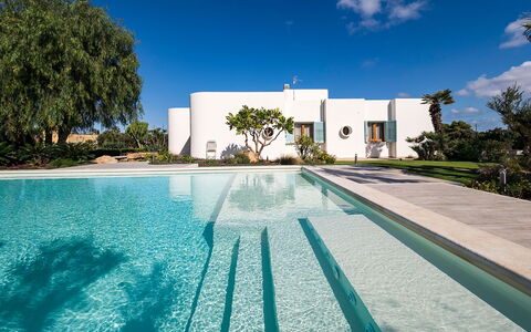 Villa Chiara - Paceco, Sicilia: Water, Sky, Plant, Property, Building, Cloud, Swimming Pool, Azure, Nature, Window