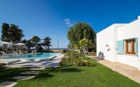 Villa Chiara - Paceco, Sicilia: Sky, Plant, Water, Tree, Building, Window, Grass, Landscape, Urban Design, Leisure