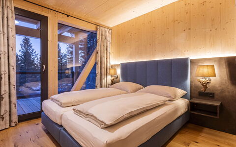 Turracher Höhe 160: Home, Bedroom, Hardwood, Winter, Hotel, Bed, Log Cabin, Bed Frame, Bedding, Suite