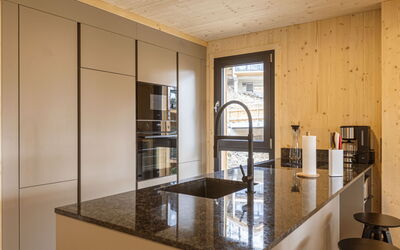 Superior #18 mit Sauna & Hot Tub 160.26: Kitchen, Countertop, Flooring, Wood, Interior Design, Cabinetry, Floor, Ceiling, Kitchen Appliance, Home