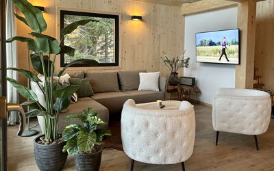 Superior #21 mit Sauna & Hot Tub 160.27: Furniture, Interior Design, Flooring, Wood, Floor, Couch, Living Room, Table, Room, Ceiling