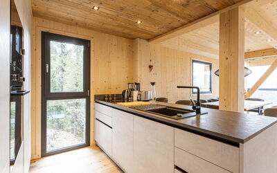 Superior #27 mit Sauna & Hot Tub 160.29: Wood, Kitchen, Hardwood, Wood Flooring, Plank, Wood Stain, Plywood, Countertop, Natural Material, Lumber