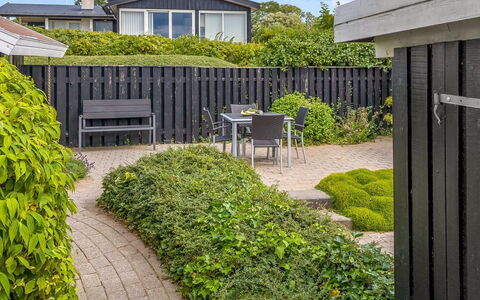 Majken - 225M from the Sea: Shrub, Garden, Groundcover, Hedge, Lawn, Shade, Landscaping, Backyard, Yard, Walkway