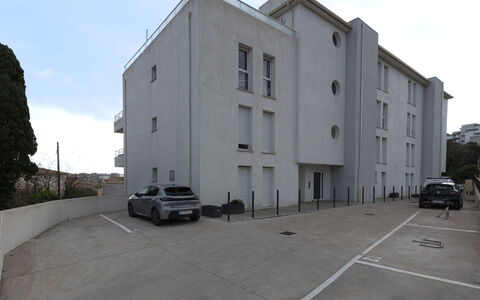 La Boétie A04: Sky, Plant, Building, Window, Tree, Swimming Pool, House, Residential Area, Leisure, Urban Design