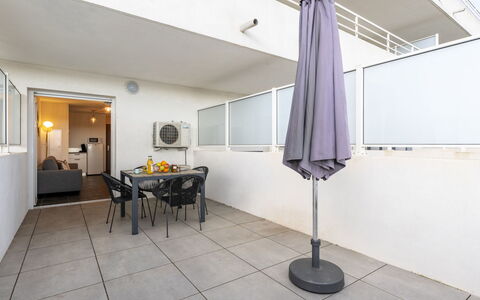 La Boétie A04: Sky, Plant, Building, Window, Tree, Swimming Pool, House, Residential Area, Leisure, Urban Design