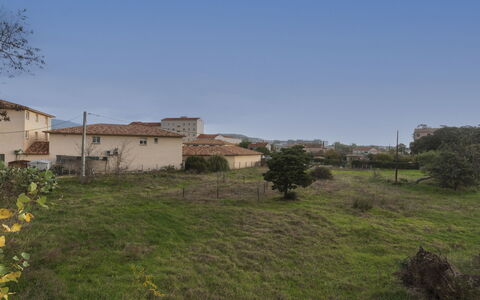 La Boétie A04: Sky, Plant, Building, Window, Tree, Swimming Pool, House, Residential Area, Leisure, Urban Design