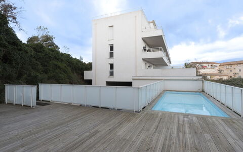 La Boétie A04: Sky, Plant, Building, Window, Tree, Swimming Pool, House, Residential Area, Leisure, Urban Design