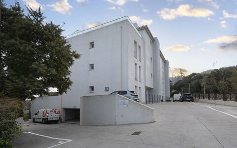 La Boétie A04: Sky, Plant, Building, Window, Tree, Swimming Pool, House, Residential Area, Leisure, Urban Design