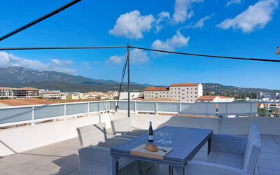 Accommodation:&nbsp;La Boétie 144.2