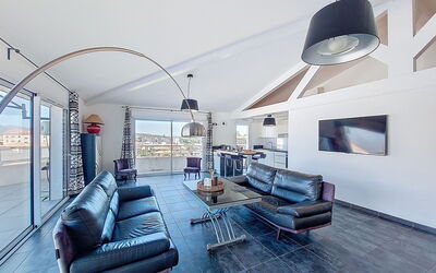 Accommodation:&nbsp;La Boétie 144.2