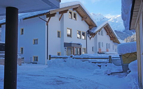 Apart Dawin: Building, Cloud, Property, Sky, Window, Snow, Blue, Azure, House, Slope
