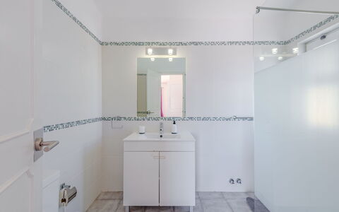 Libertos V4 - Vip Properties: Flooring, Plumbing Fixture, Interior Design, Floor, Ceiling, Bathroom, Plumbing, Tap, Composite Material, Tile