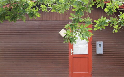 Friis - 100M from the Sea: Red, Wood, Wood Stain, Shade, Hardwood, Siding, Plank, Backyard, Gate