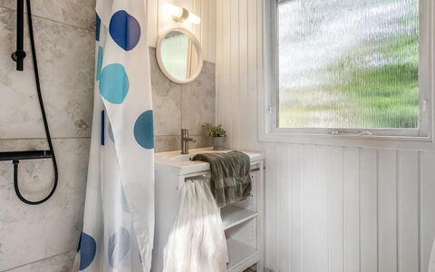 Friis - 100M from the Sea: Interior Design, Plumbing Fixture, Bathroom, Flooring, Floor, Room, Plumbing, Linens, Ceiling, Tap