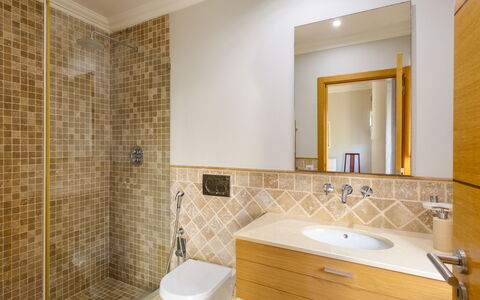 Amendoeiras V6 - Vip Properties: Mirror, Tap, Plumbing Fixture, Property, Sink, Bathroom Sink, Bathroom, Building, Bathroom Cabinet, Interior Design