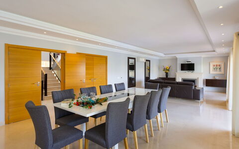 Amendoeiras V6 - Vip Properties: Furniture, Table, Chair, Building, Houseplant, Desk, Interior Design, Flooring, Living Room