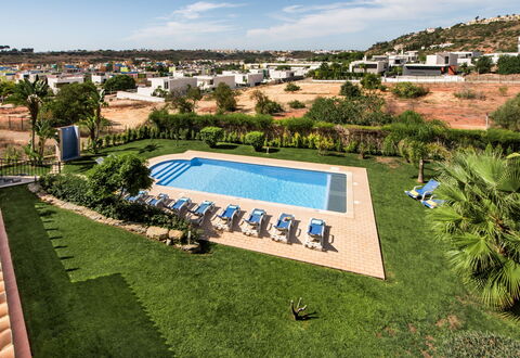 Amendoeiras V6 - Vip Properties: Sky, Plant, Cloud, Tree, Swimming Pool, Shade, Urban Design, Grass, Leisure, Landscape