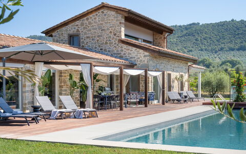 Villa Lilli & Spa: Water, Sky, Plant, Property, Building, Window, Swimming Pool, Tree, Shade, Leisure