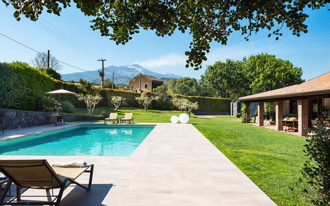 Casa Bedda - Viagrande, Sicilia: Water, Plant, Sky, Property, Building, Swimming Pool, Tree, Cloud, Shade, Grass