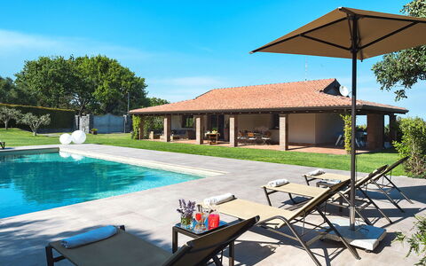 Casa Bedda - Viagrande, Sicilia: Plant, Water, Sky, Property, Cloud, Building, Shade, Tree, Leisure, Swimming Pool