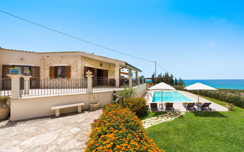 Villa Vistamare - Montallegro, Sicilia: Sky, Plant, Building, Flower, Window, Cloud, House, Land Lot, Cottage, Residential Area