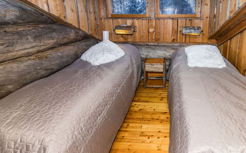 Villa Saaruakuja 3 As.1: Wood, Bedroom, Bed, Bed Sheet, Bedding, Floor, Hardwood, Bed Frame, Wood Stain, Log Cabin