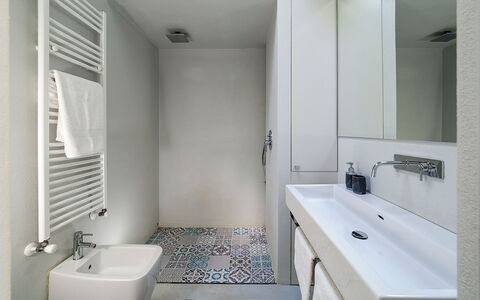 Villa Carmelita - Ragusa, Sicilia: Sink, Tap, Mirror, Property, Plumbing Fixture, Bathroom Sink, Bathroom, Interior Design, Architecture