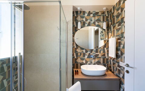 Villa Argento - Rosolini, Sicilia: Mirror, Property, Sink, Building, Interior Design, Wood, Bathroom, Bathroom Sink, Floor