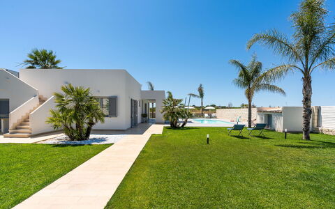 Villa Le Palme - Noto, Sicilia: Sky, Plant, Building, Azure, Tree, Land Lot, Arecales, Urban Design, Grass, Residential Area