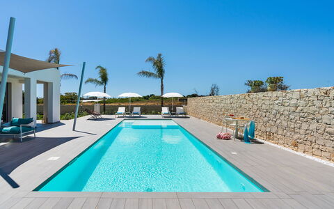 Villa Le Palme - Noto, Sicilia: Water, Sky, Property, Swimming Pool, Plant, Azure, Rectangle, Building, Leisure, Shade