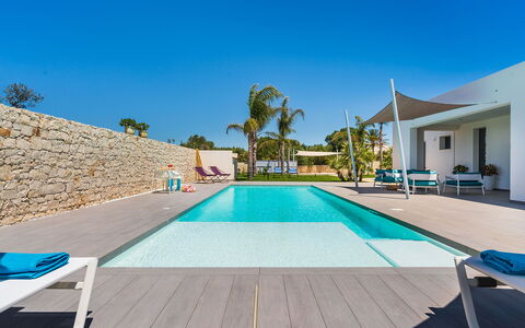 Villa Le Palme - Noto, Sicilia: Sky, Daytime, Blue, Swimming Pool, Azure, Building, Shade, Tree, Water, Wood