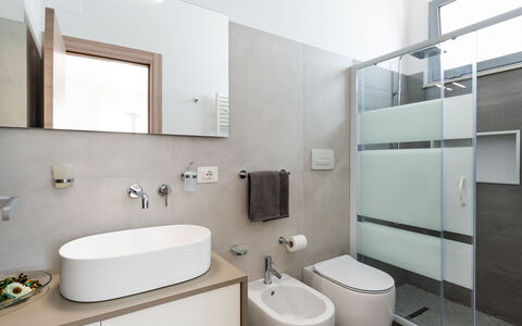 Villa Le Palme - Noto, Sicilia: Mirror, Tap, Plumbing Fixture, Bathroom Sink, Sink, Bathroom Cabinet, Bathroom, Building, Interior Design, Purple