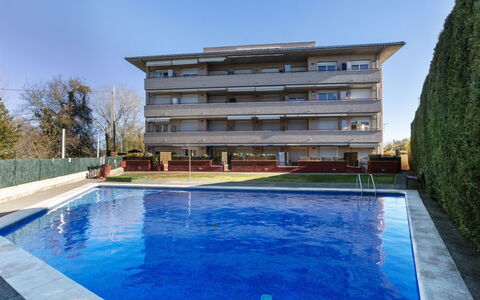 El Moli: Water, Plant, Daytime, Building, Property, Sky, Blue, Swimming Pool, Azure, Rectangle