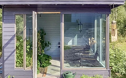 Käkikello: Garden Buildings, Garden, Door, Flowerpot, Shed, Backyard, Siding, Houseplant, Outdoor Structure, Chair