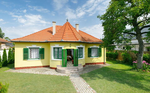 Stella: Plant, Cloud, Sky, Building, Window, Tree, House, Land Lot, Door, Grass