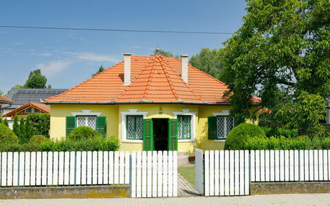 Stella: Plant, Property, Sky, Window, Building, Tree, Fence, Picket Fence, Land Lot, House