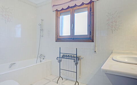 Villa Zamorita: Property, Plumbing Fixture, Bathtub, Window, Building, Tap, Azure, Bathroom, Purple