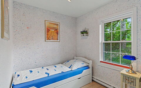 Zinnowitz 604: Wall, Bedroom, Wood, Interior Design, Floor, Flooring, Furniture, Ceiling, Bed, Room