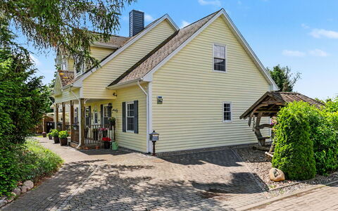 Zinnowitz 604: Building, House, Home, Residential Area, Roof, Shrub, Cottage, Siding, Door
