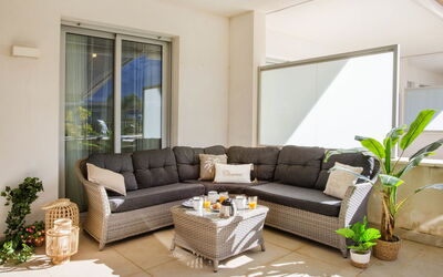 Marina Real i 192.1: Couch, Plant, Property, Furniture, Interior Design, Living Room, Houseplant, Floor, Shade, Wall