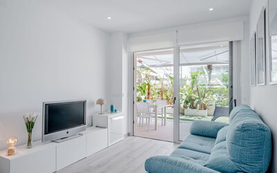 Marina Real i 192.4: Furniture, Interior Design, Flooring, Floor, Couch, Living Room, Ceiling, Apartment, Room, Home